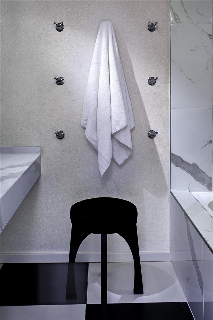 Guest room bath