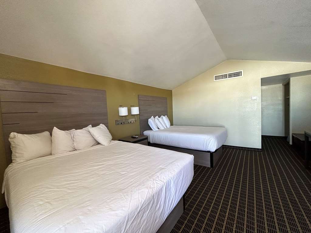 Double Queen Guestroom