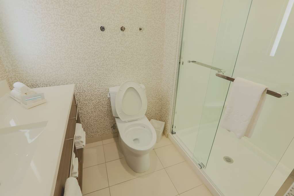 Guest room bath