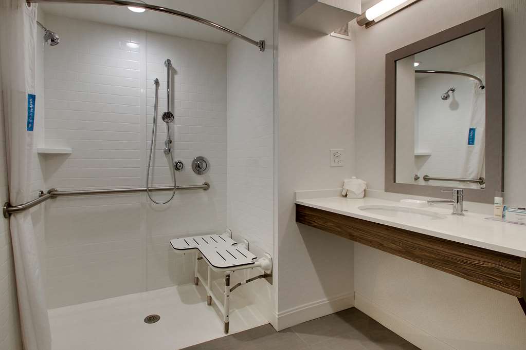 Guest room bath