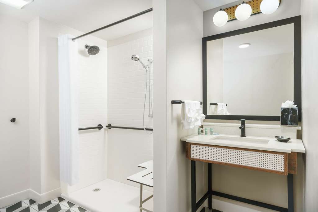 Guest room bath 