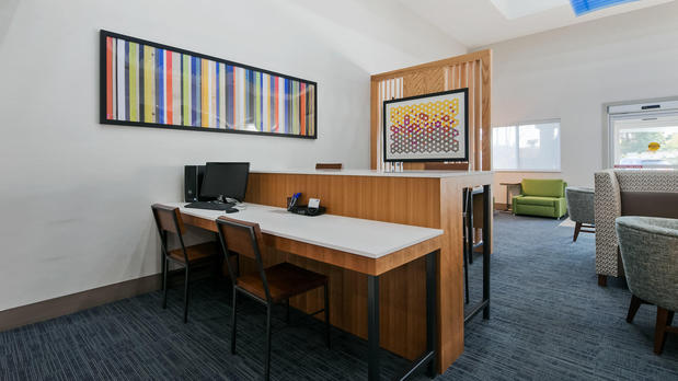 Images Holiday Inn Express & Suites Everett by IHG