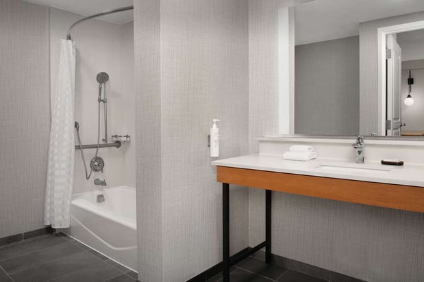 Images Embassy Suites by Hilton    La Quinta Hotel & Spa
