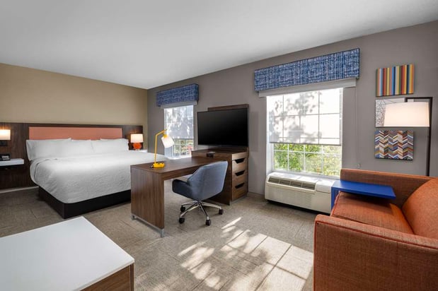 Images Hampton Inn & Suites State College at Williamsburg Square