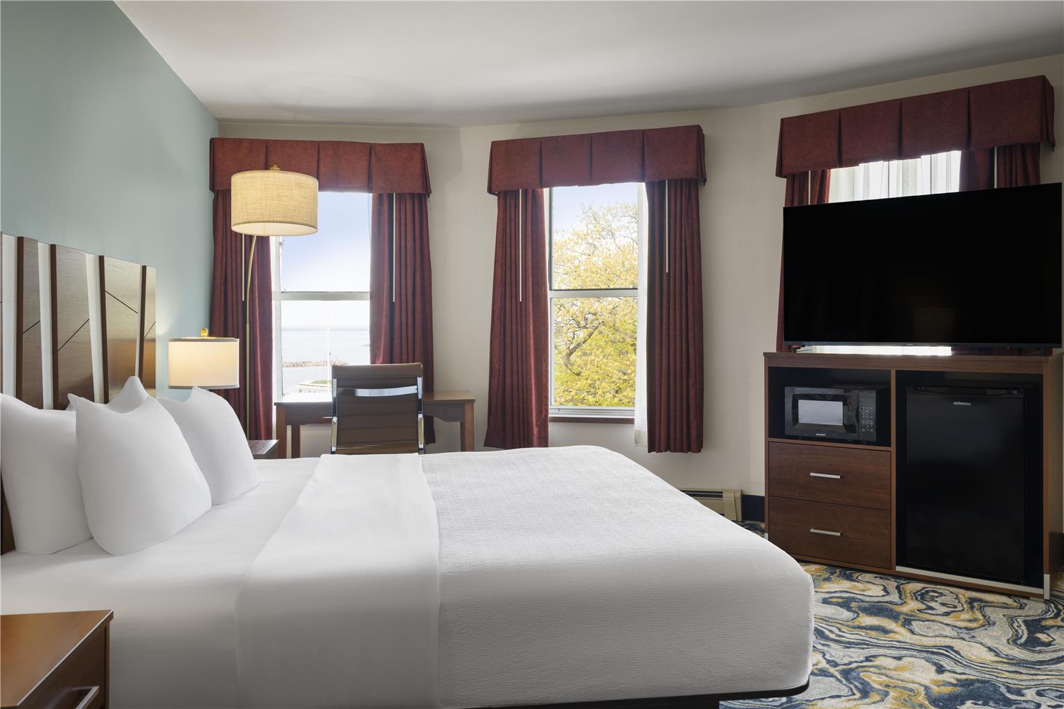 King Lakeview Room