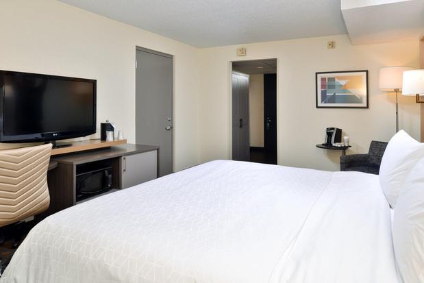 Images Holiday Inn & Suites Overland Park-Conv Ctr, an IHG Hotel