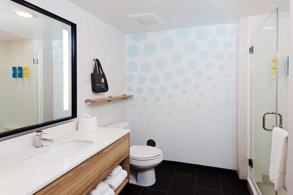 Guest room bath