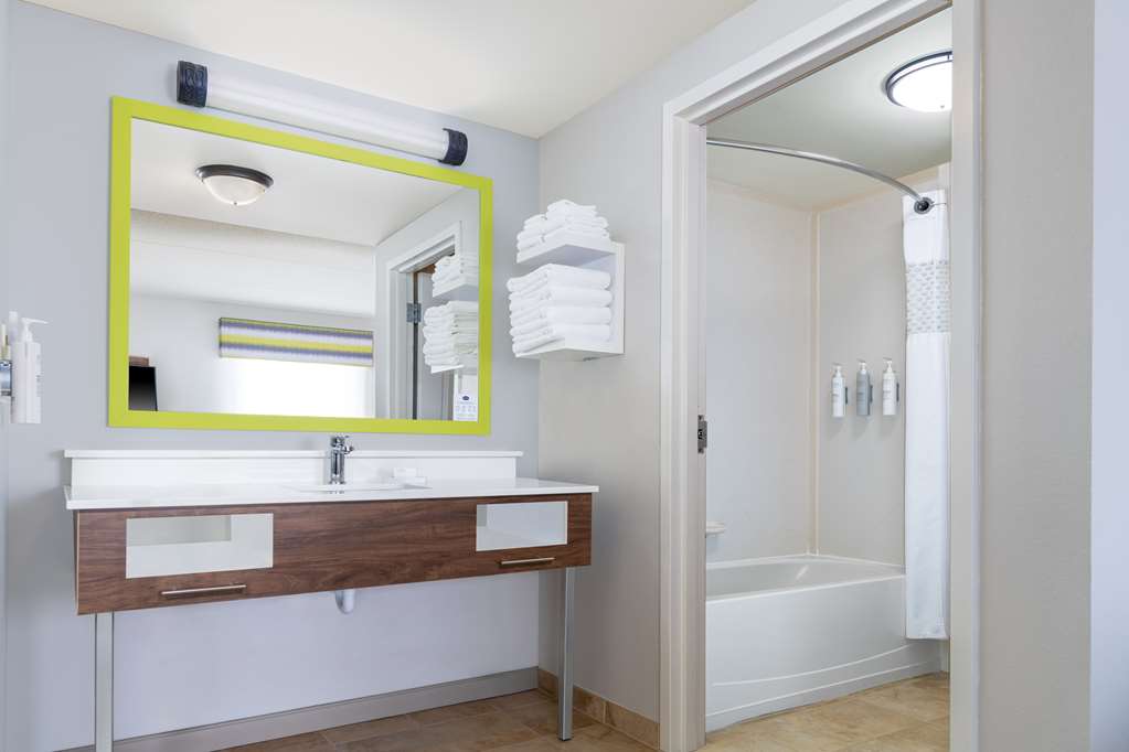 Guest room bath