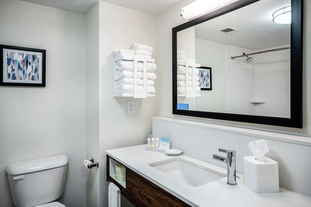 Guest room bath