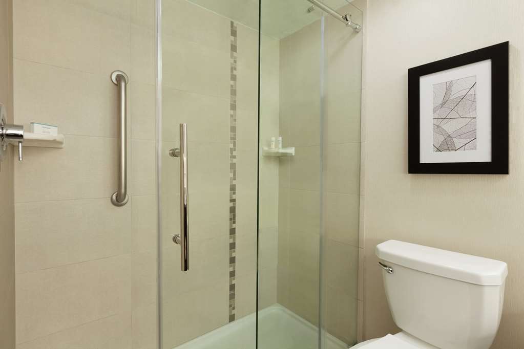 Guest room bath