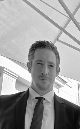 Praxis für Osteopathie am Ludwigkirchplatz & Heilpraktiker für Psychotherapie Porträt von Konstantin Karpowitsch, Osteopath mit Fokus auf funktionelle Therapie und ganzheitliche Behandlungsansätze