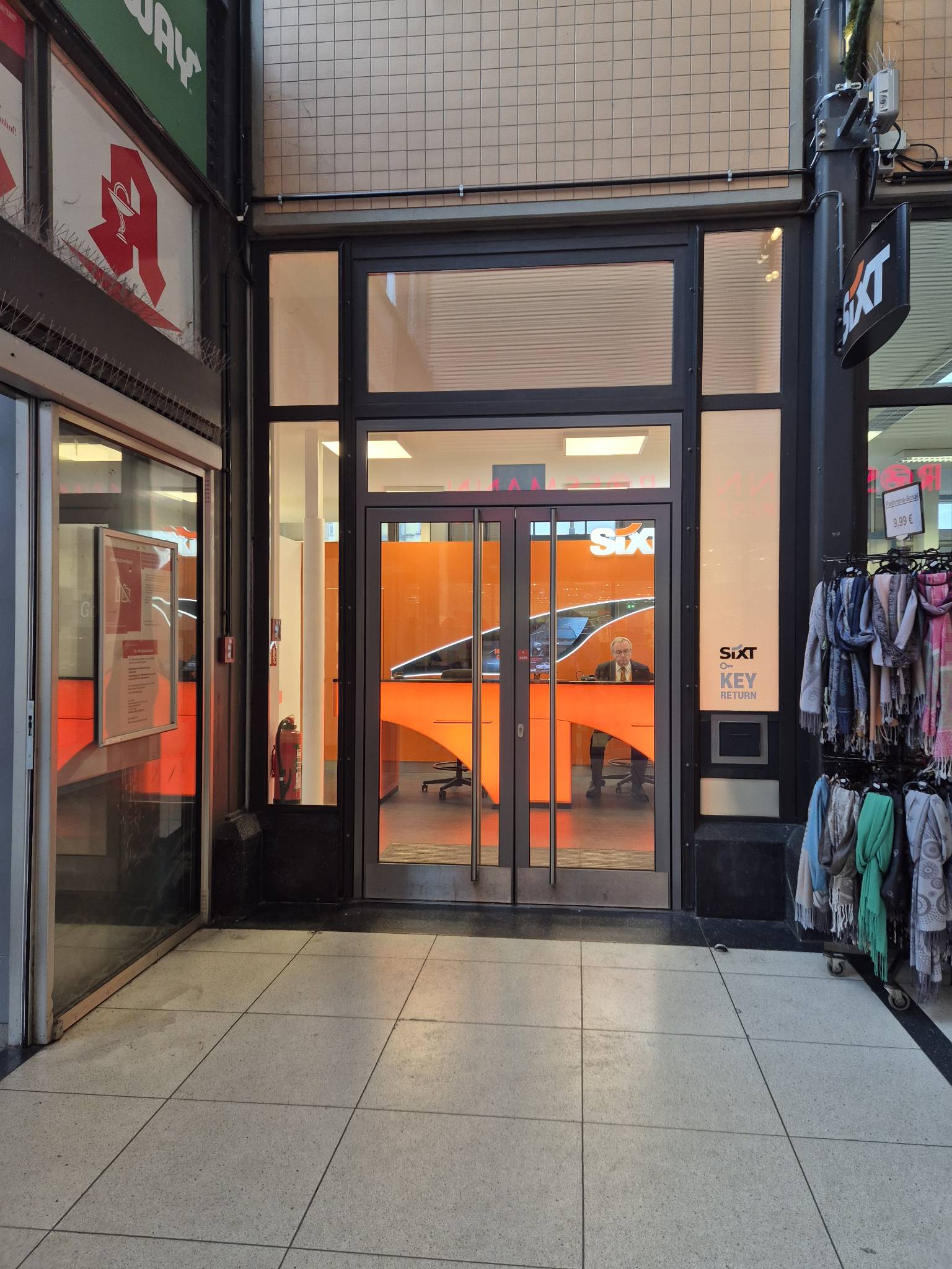 SIXT Autovermietung Kassel-Wilhelmshoehe Bahnhof, Willy-Brandt-Platz 1 in Kassel