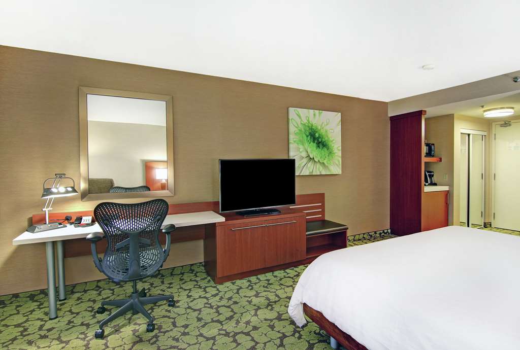 Hilton Garden Inn Toronto/Markham in Thornhill: Guest room