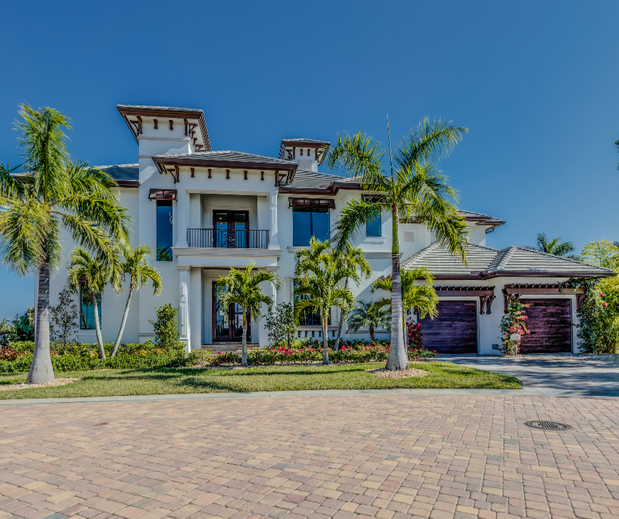 Images Tetyana Hanna, Sarasota Real Estate Agent 〡 KW Coastal Living III