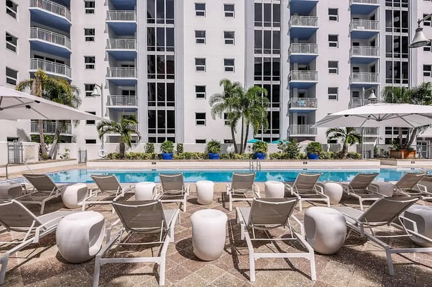 Images Paramount on Lake Eola