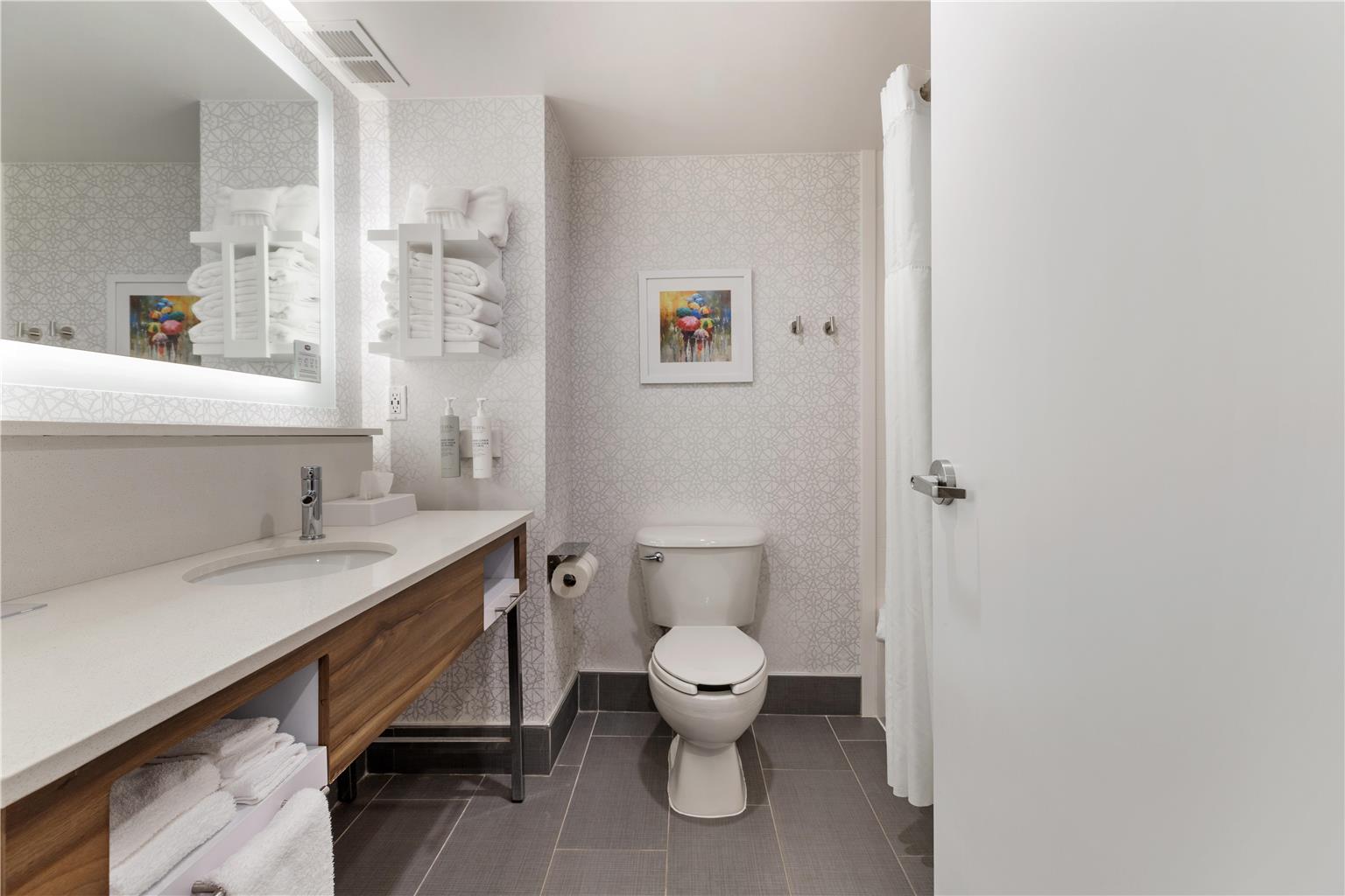 Guest room bath