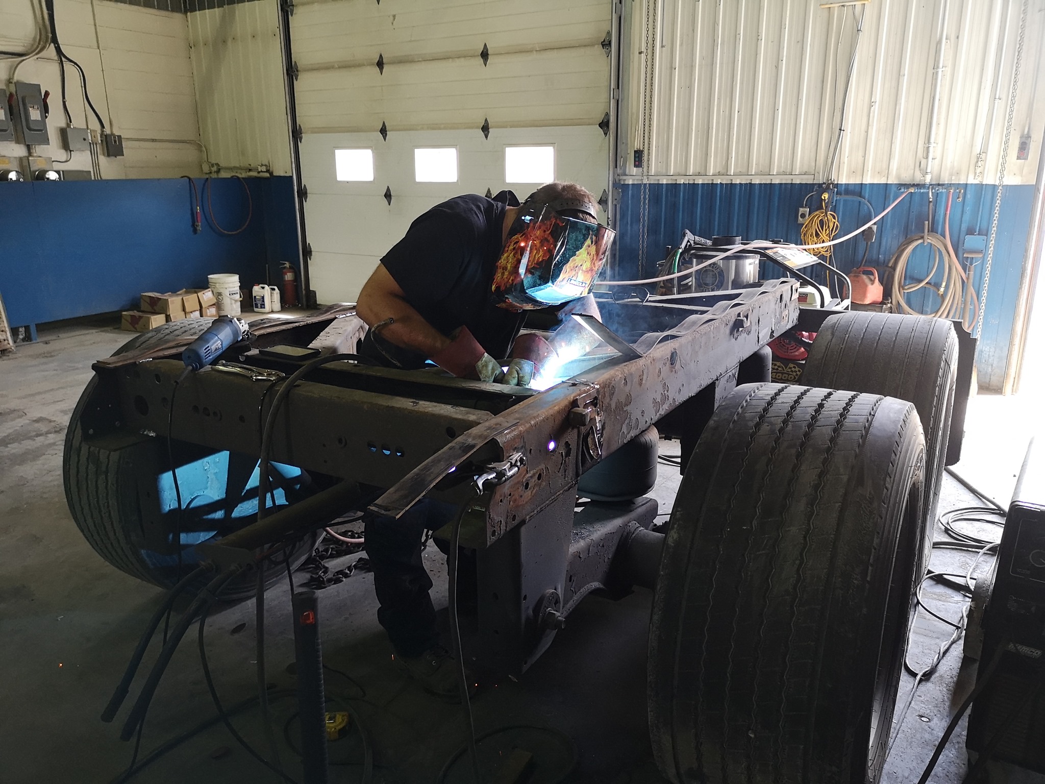 Images DB Diesel - Garage - Road Service 24h/7 - Truck - Trailer - Machinerie lourde Napierville