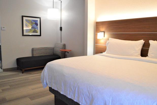 Images Holiday Inn Express & Suites Batesville, an IHG Hotel