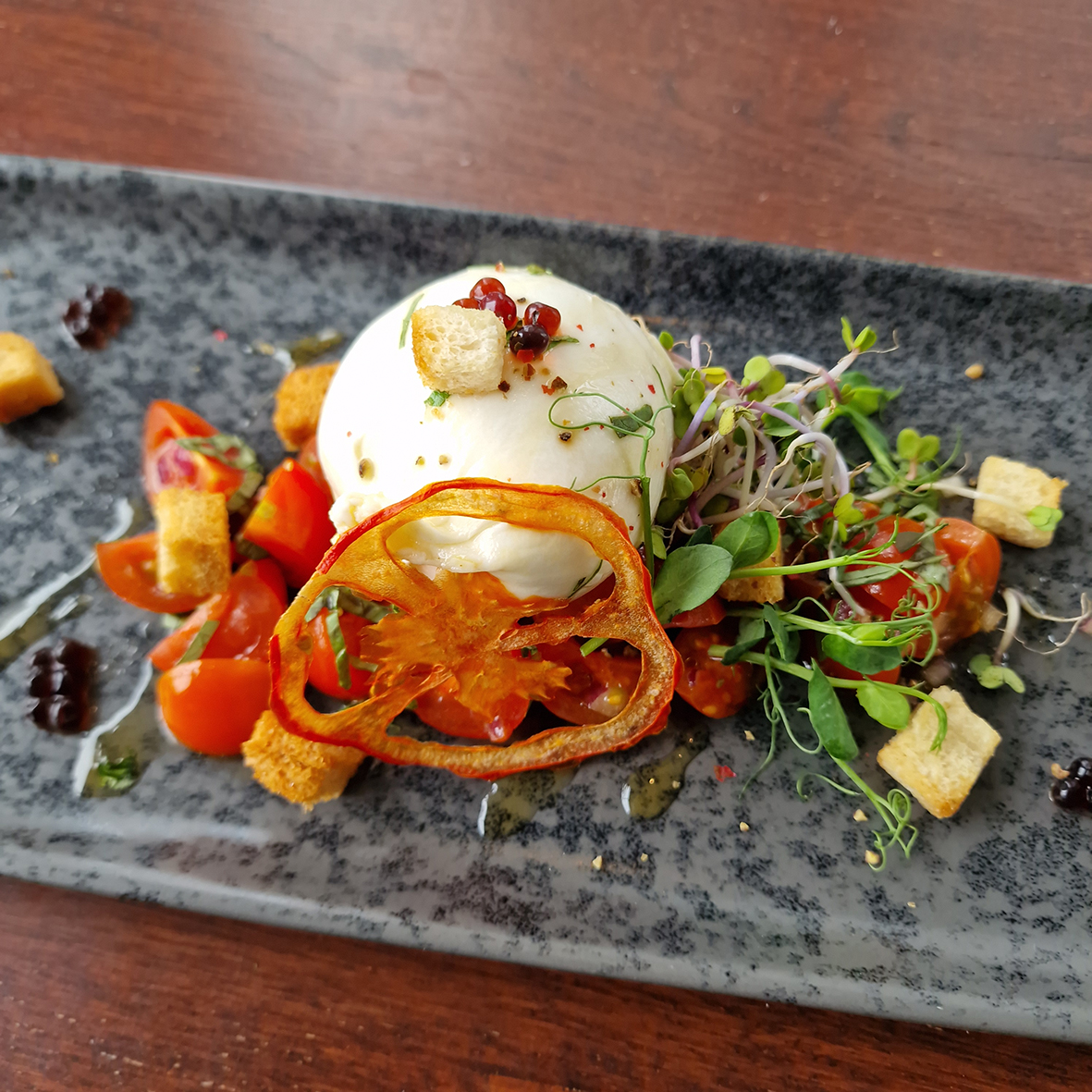 Burrata auf Tomaten-Basilikum-Salat