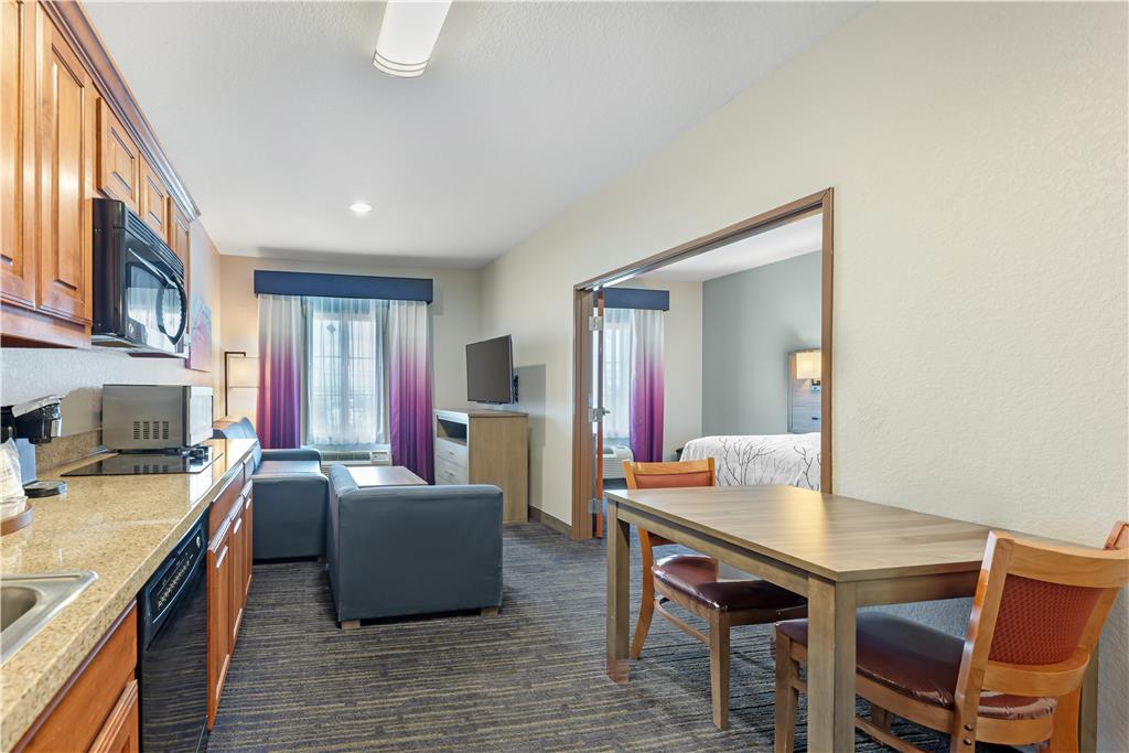 King Suite w/ Kitchen