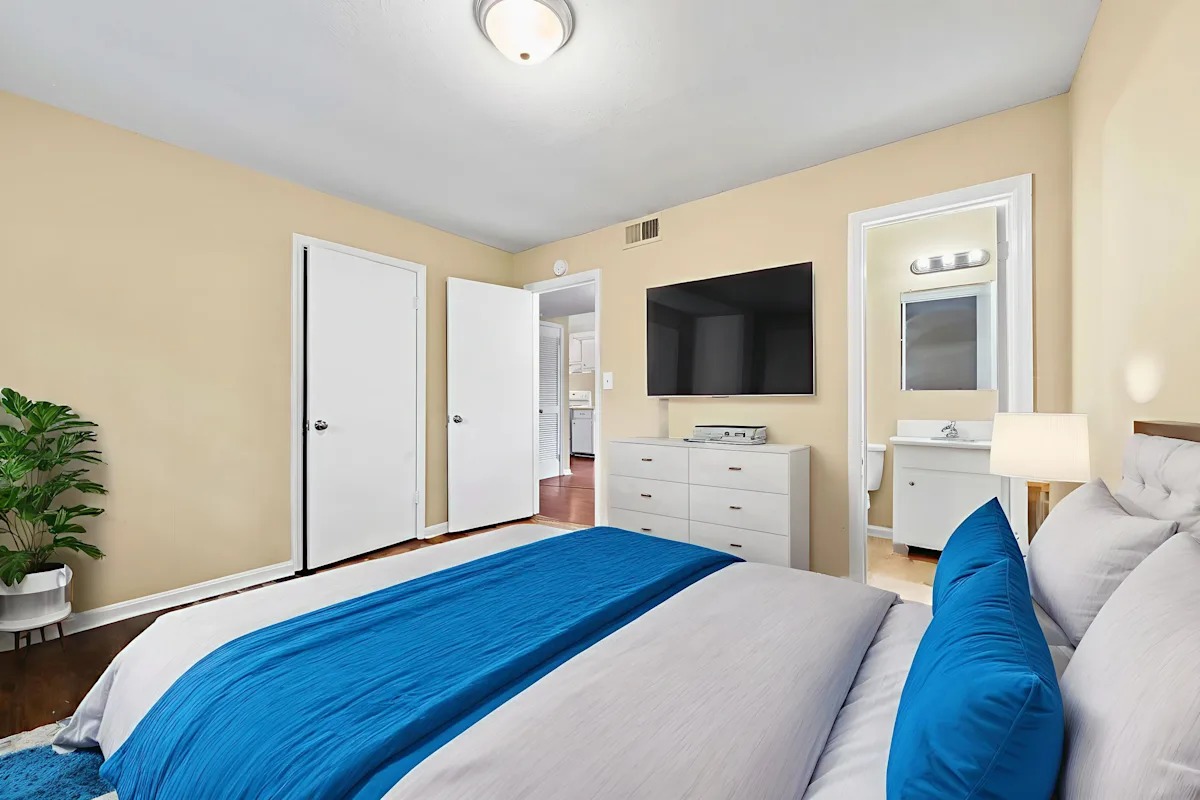 Bedroom at Magnolia Place Community at Signature Collection Apartments in Tuscaloosa, AL