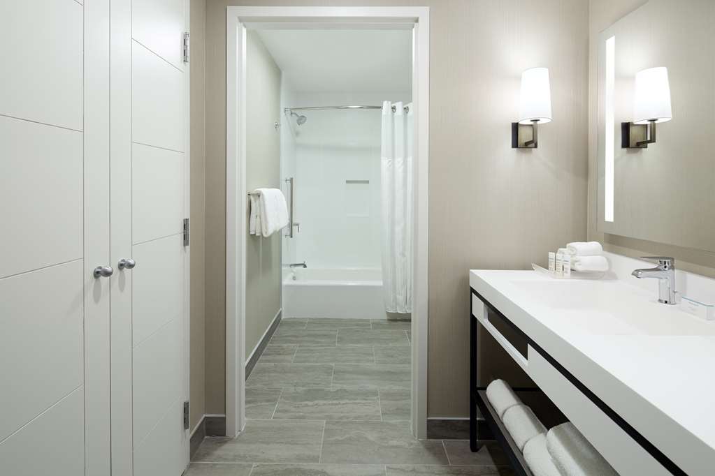 Guest room bath Hilton Garden Inn Montreal Midtown Montreal (514)370-3300