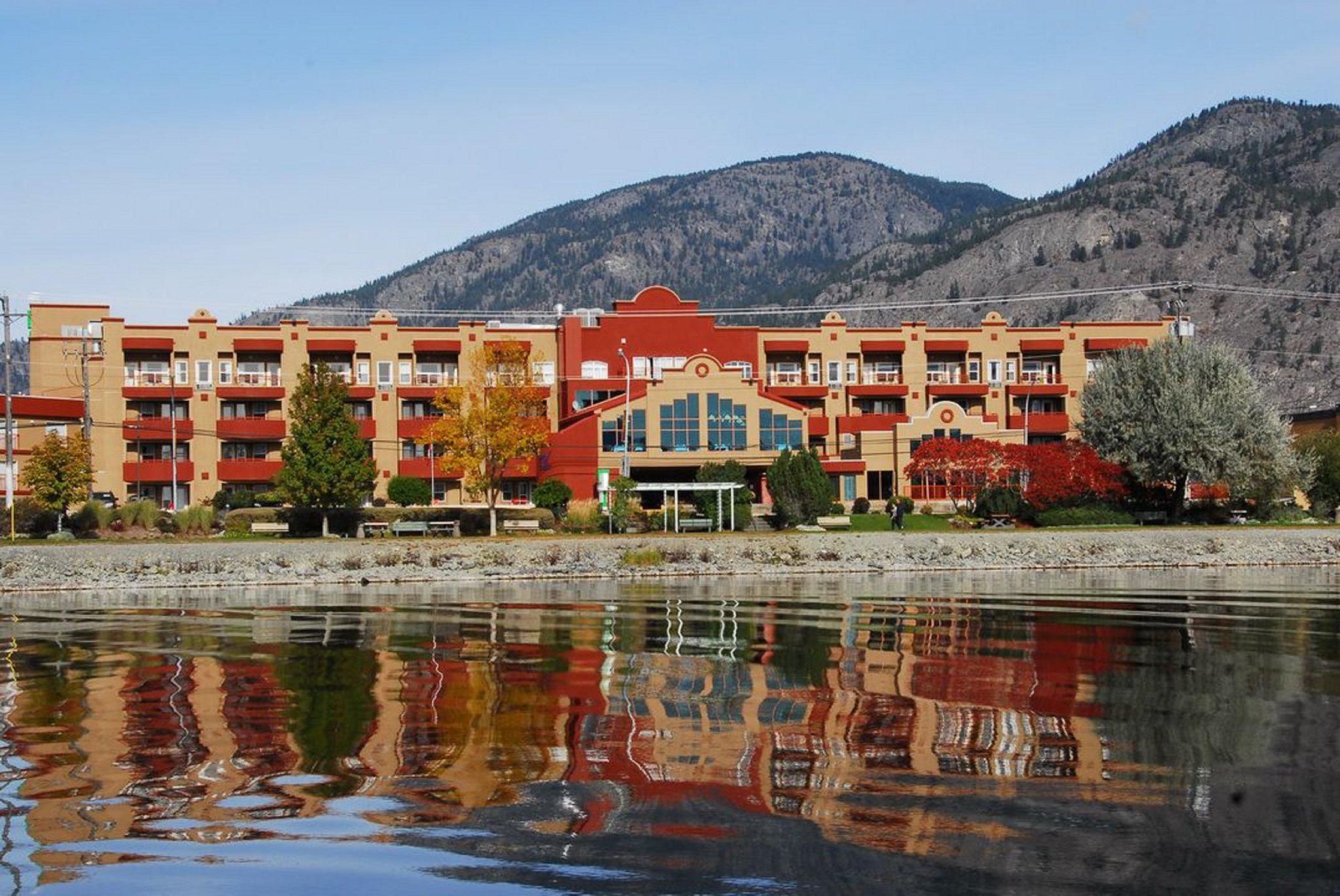 Images Holiday Inn & Suites Osoyoos, an IHG Hotel