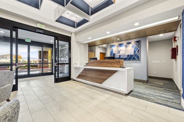 Images Holiday Inn Express & Suites Lincoln-Roseville Area by IHG