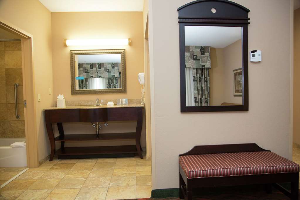 Guest room bath