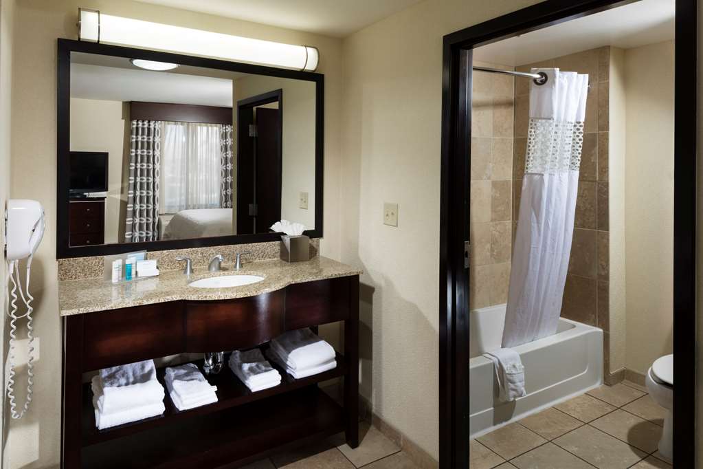 Guest room bath