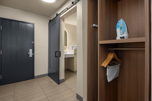 Images Holiday Inn Ontario by IHG