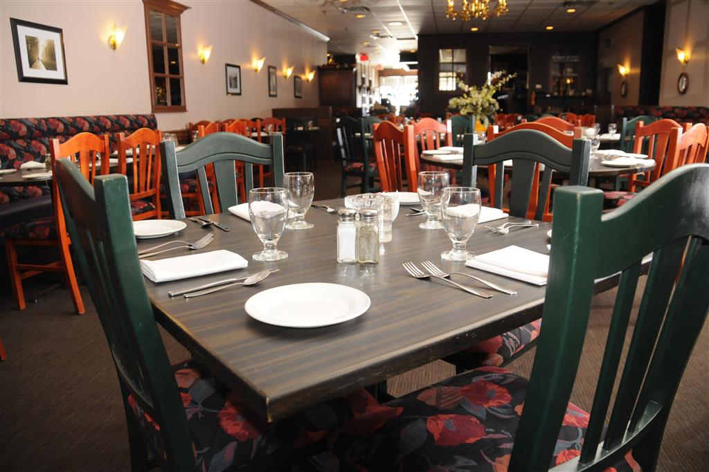 Best Western Voyageur Place Hotel in Newmarket: The Buttery Restaurant - Dining Room