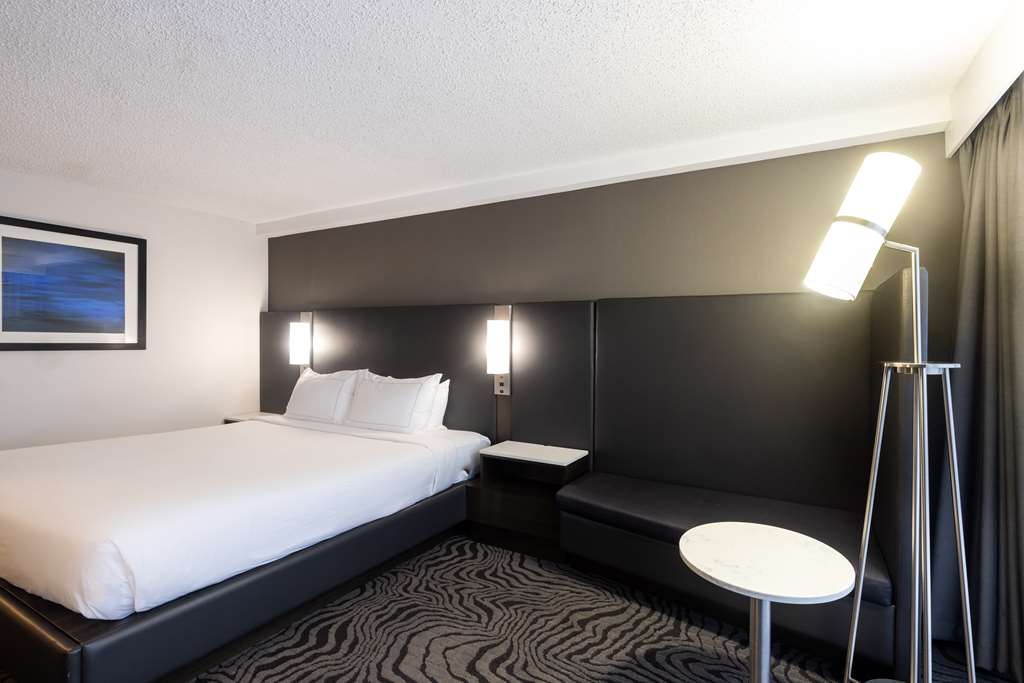 DoubleTree by Hilton Calgary North in Calgary: Guest room