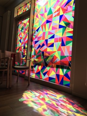 Sonnenstrahlen zaubern einzigartige Lichtreflexe durch das Mosaik-Fenster der Kapelle.