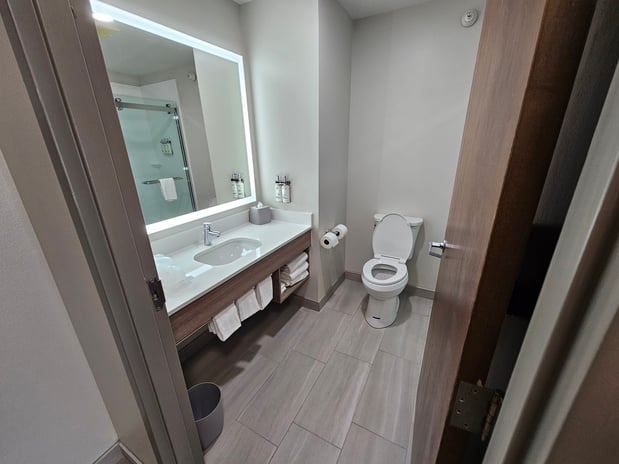 Images Holiday Inn Express & Suites Cincinnati-Blue Ash by IHG