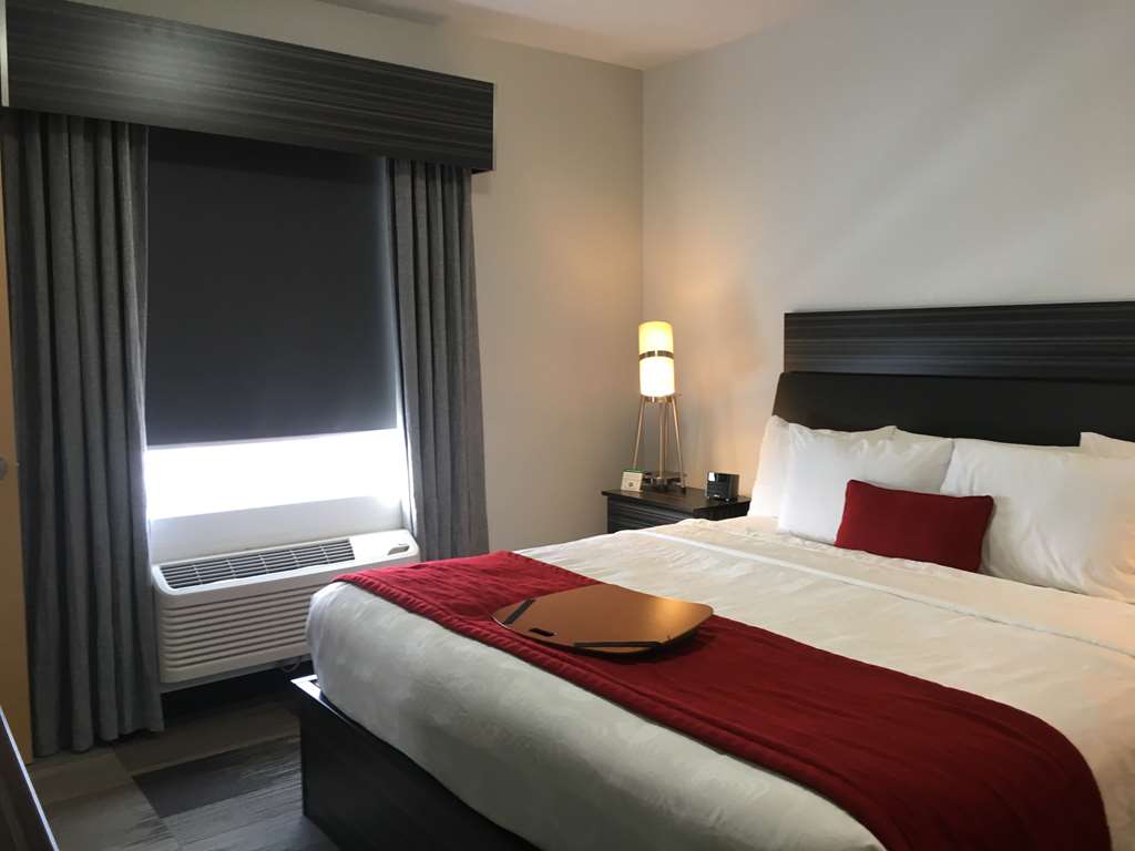 Executive One King Bed Best Western Plus Airport Inn & Suites Saskatoon (306)986-1514