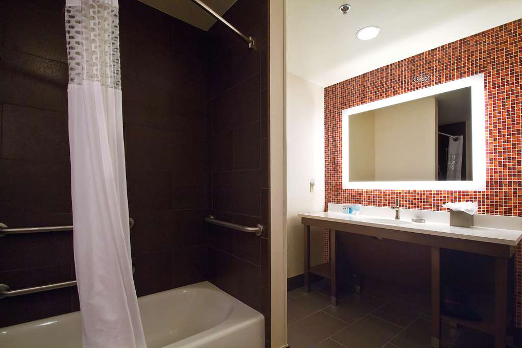 Guest room bath