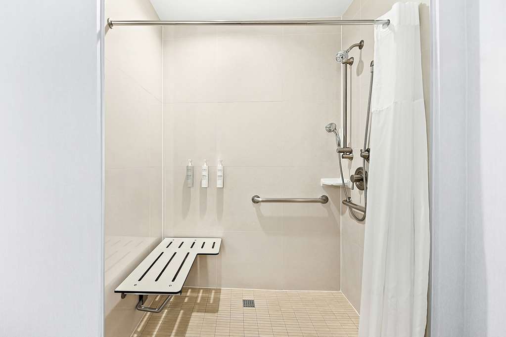 Guest room bath