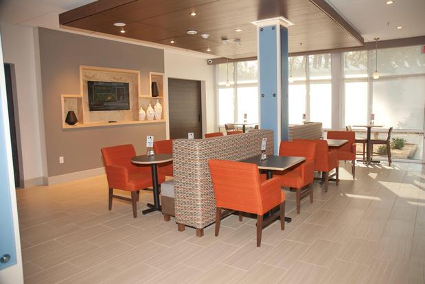 Images Holiday Inn Express & Suites Decatur by IHG