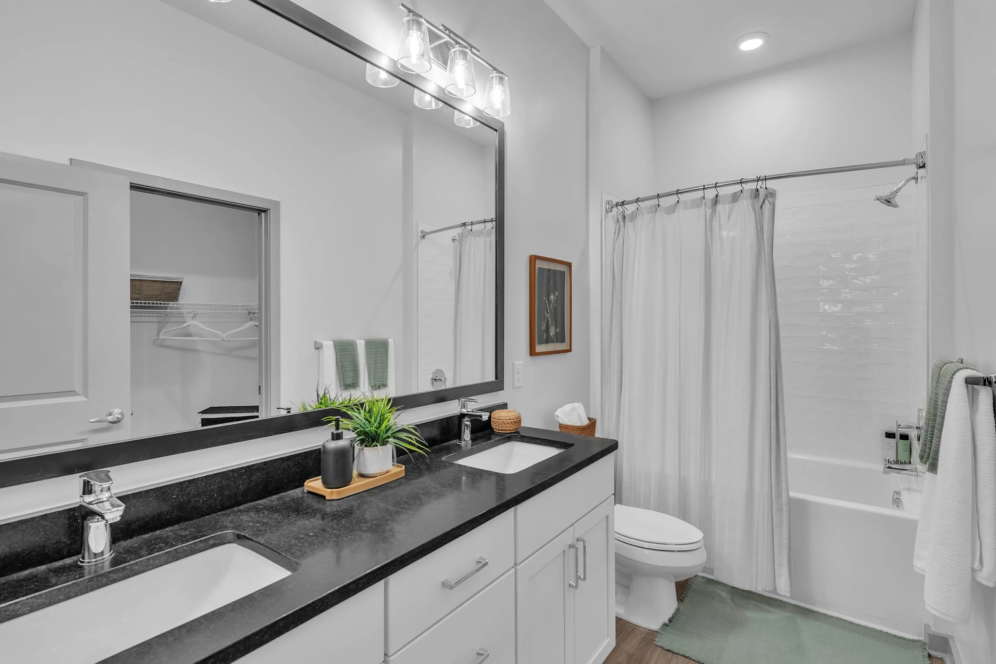 Spacious Bathroom 