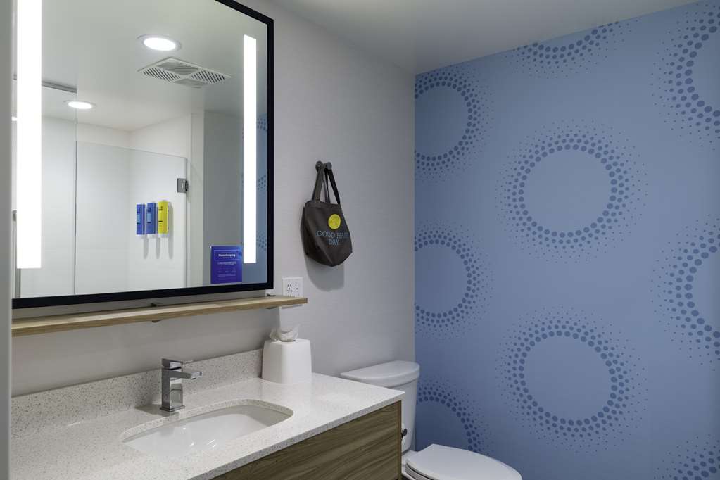 Guest room bath