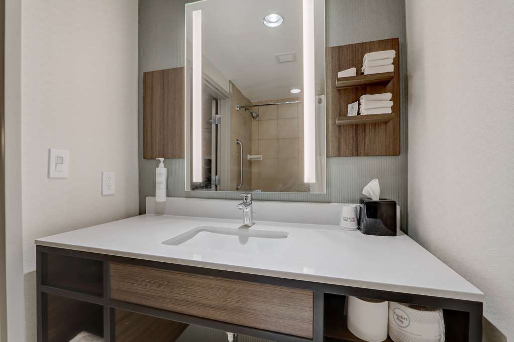 Guest room bath
