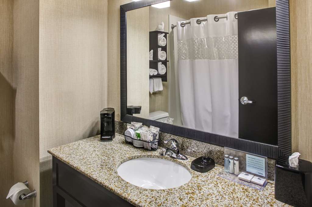 Guest room bath