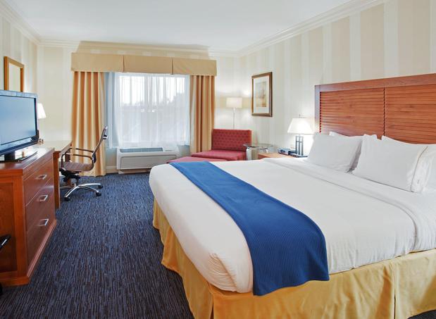 Images Holiday Inn Express & Suites Santa Cruz, an IHG Hotel