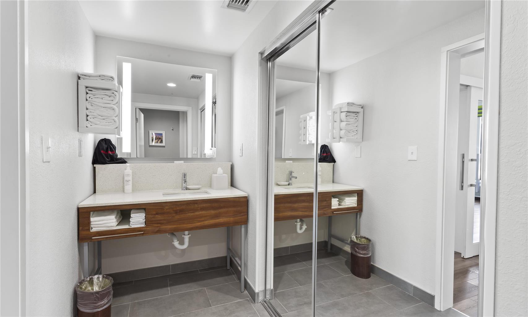 Guest room bath