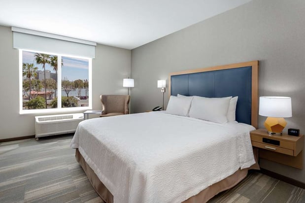 Images Hampton Inn & Suites San Diego Airport Liberty Station
