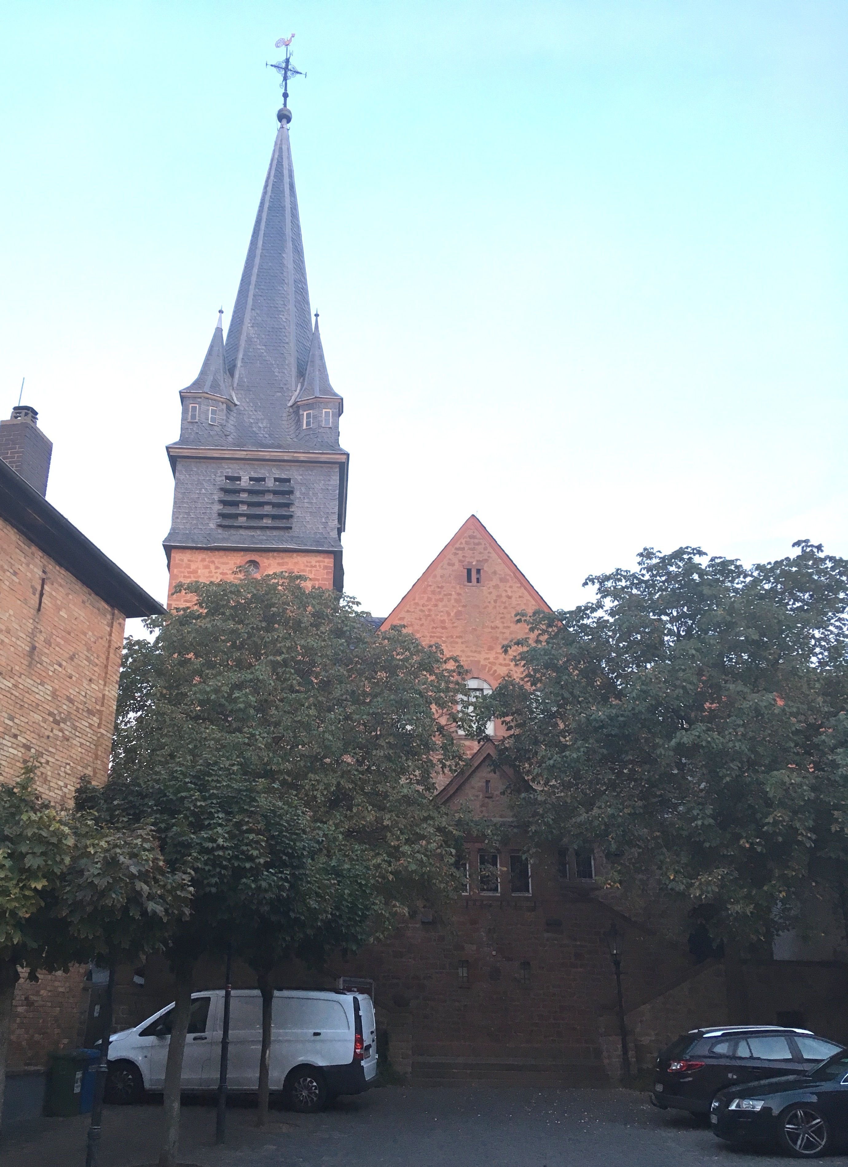 Die Kirche aus dem frühen 20. Jahrhundert liegt im Ortskern von Nieder-Klingen. Zwei Treppenaufgänge führen zum Eingang. Die reformiert geprägte Kirche besticht durch farbige, freundliche Innengestaltung.