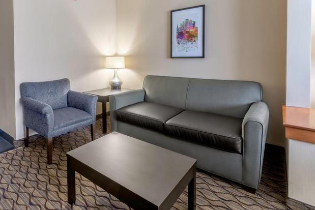 Images Holiday Inn & Suites Milwaukee Airport, an IHG Hotel