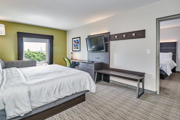 Images Holiday Inn Express & Suites Clearwater/US 19 N by IHG