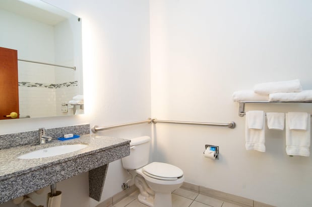 Images Holiday Inn Express & Suites Bedford by IHG